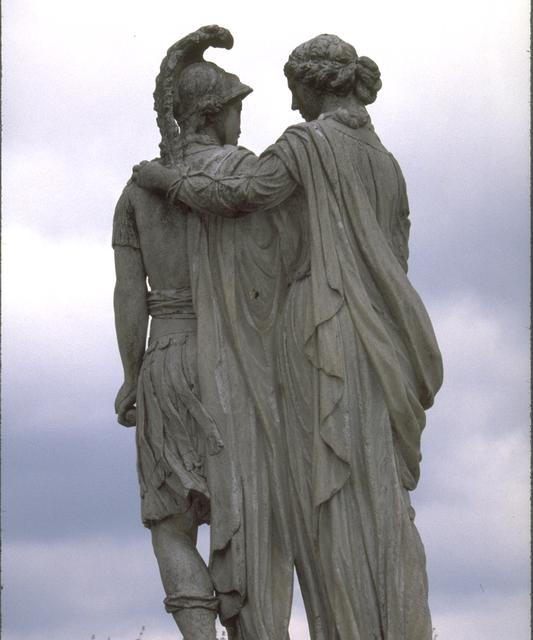 Estatua de hombre y mujer en piedra.